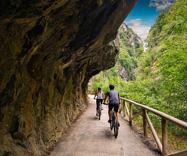 Ciclistas en la Senda del Oso